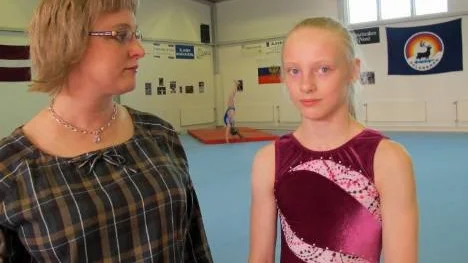 För lovande elitgymnasten Linnea Åberg, 11 år, och hennes familj vållar ovissheten om de framtida träningsmöjligheterna i Älvsbyn stor oro. "Vi räknade med att Linnea skulle gå gymnastikgymnasiet här. Nu vet vi inte hur det blir", säger mamma Brittmari Åberg.