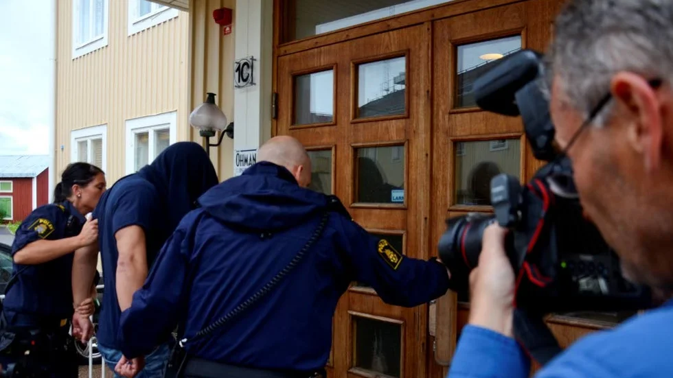 23-åringen på väg in till förhandlingen i Kalix tingssal.