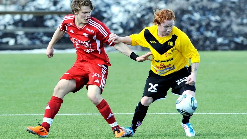 Missnöjd. Infjärdens mittfältare Victor Wiklund, till höger i bild, var inte nöjd med sitt lags insats i den andra halvleken.