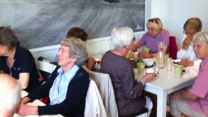 Medlemmarna i Gammelstads Röda Korskrets njöt av sommarlunchen.