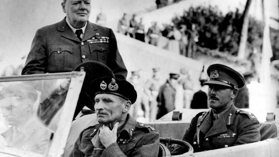 Besöker brittiskt kompani. Den dåvarande brittiske premiärministern Winston Churchill vid en visit 1944 i Tripolo under Andra världskriget.