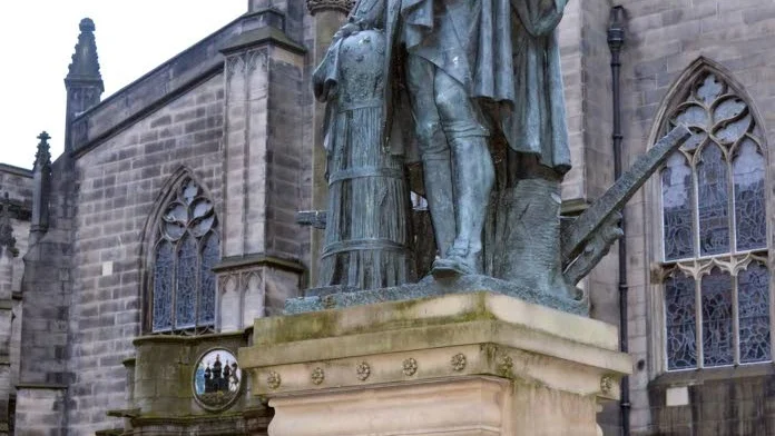 Tidig. Men inte först. Adam Smith var något efter den då svenska Cydenius.