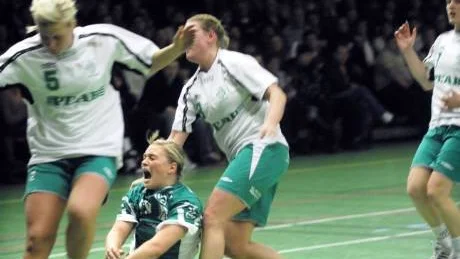 PÅ FALLREPET. Förra året spelade Cecilia Holmgren och Bodens BK i division I. Vad som händer med klubben nu är osäkert.