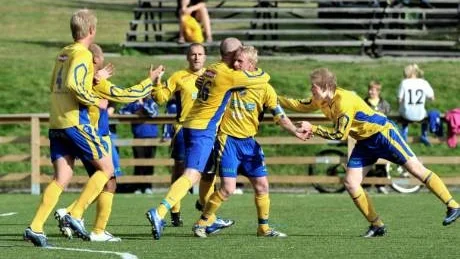 Avgjorde. Anders Gramner omfamnas av lagkamraterna efter att mittfältaren skjutit in det avgörande 2-1-målet bakom Alviksmålvakten Erik Torstensson. Foto: MATS BENGTSSON