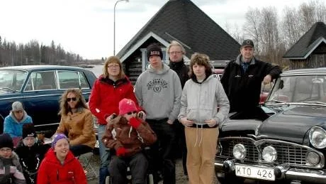 KUL MED VETERANBILAR. Motorveteranerna i Kalix tog i fredags med elever från särskolan på tur till Marahamn i Nyborg, där väntade korvgrillning och fika.