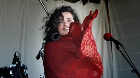 KULTURELL BLANDNING. Fransk-tunisiskan Amina Annabi är sångerska i bandet Pajala-Tatawin som blandar musik från Tornedalen och arabländerna.
