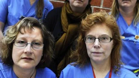 NÖDROP FRÅN ORTOPEDEN. "Sparförslagen hotar patientsäkerheten, därför bör de inte genomföras, säger Veronika Bergdahl till vänster i främre raden. Till höger kollegan Anita Larsson. Bakre raden från vänster: Maria Eriksson, Lotta Ericsson och Erica Bäckman. Foto: Petra Isaksson