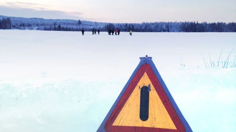 Frostiga fotofingrar. En musikvideo för engelske artisten Kwabs spelades in under tre dagar i Luleåtrakten 2015. Här på ett kylslaget fält just norr om Bälinge.