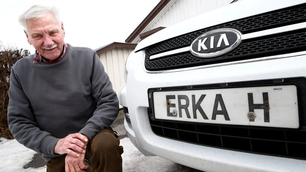 Välkänd profil. Eric-Anders Hansson i Luleå har haft sin speciella skylt i 30 år. "Det är många som känner igen den. Min fru får ofta kommentarer när hon  har bilen", säger han.