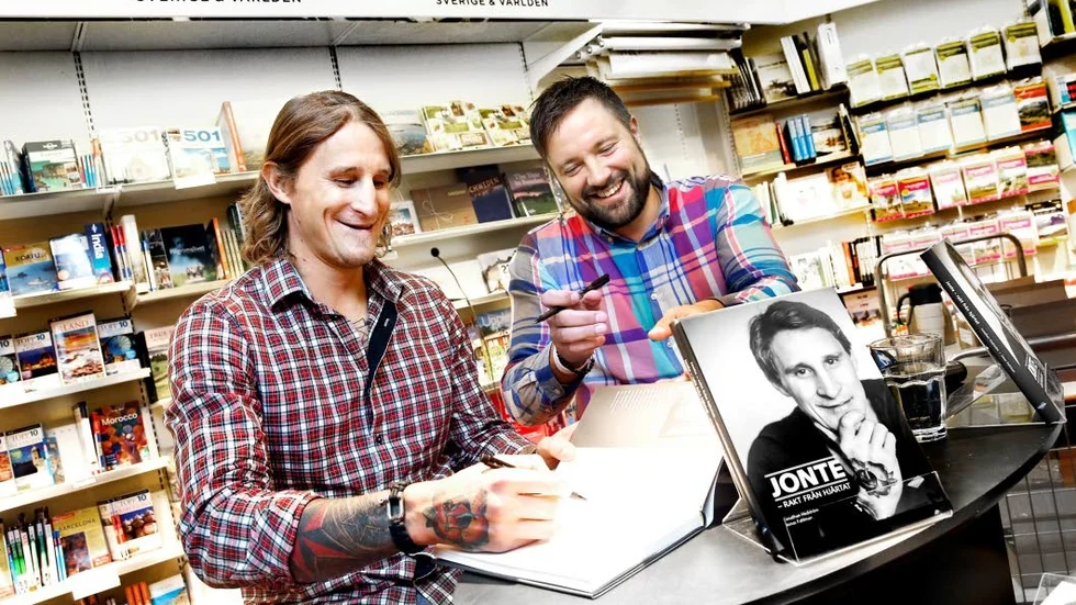 Lanseringen. Jonathan Hedström har skrivit en bok tillsammans med journalisten Jonas Fahlman.