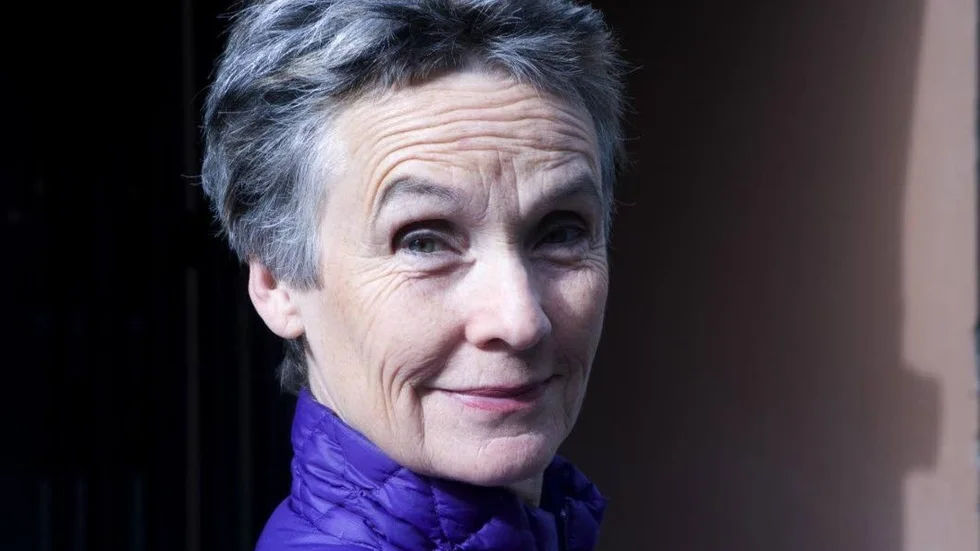 Rätt in i hjärnan. Åsa Nilssone, psykiatriker och författare tar läsaren med på en underhållande resa in i hjärnan i sin roman "H", menar Kurirens recensent Marianne Ekenbjörn.