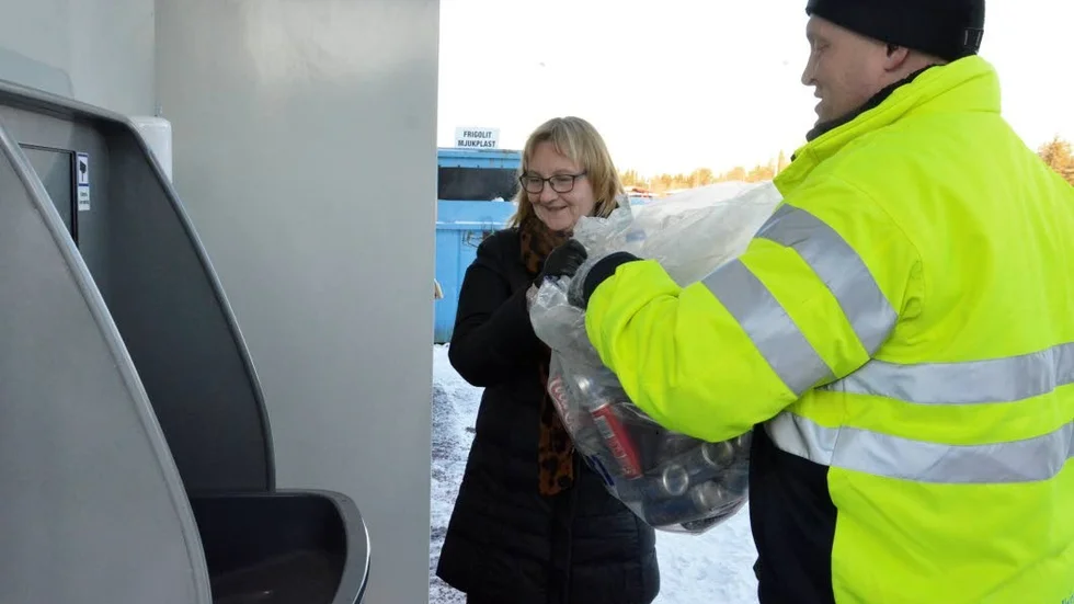 Invigning. Maritha Meethz och Erik Öhrling inviger storpantmaskinen Pantamera Express på Kronans återvinningscentral. Förhoppningen är att luleborna ska bli ännu bättre på att panta sina burkar.