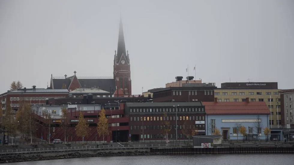 Disig dag. Den här bilden togs klockan 09.00 på lördagsmorgonen. Kyrktuppen kämpar för att komma fram ur dimman och diset.