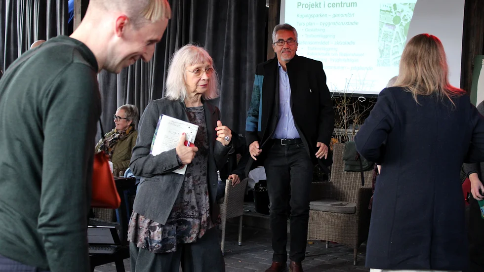 Regissören Suzanne Osten, som ingår i designteamet, bad deltagarna på inspirationsträffen att byta plats med varandra.