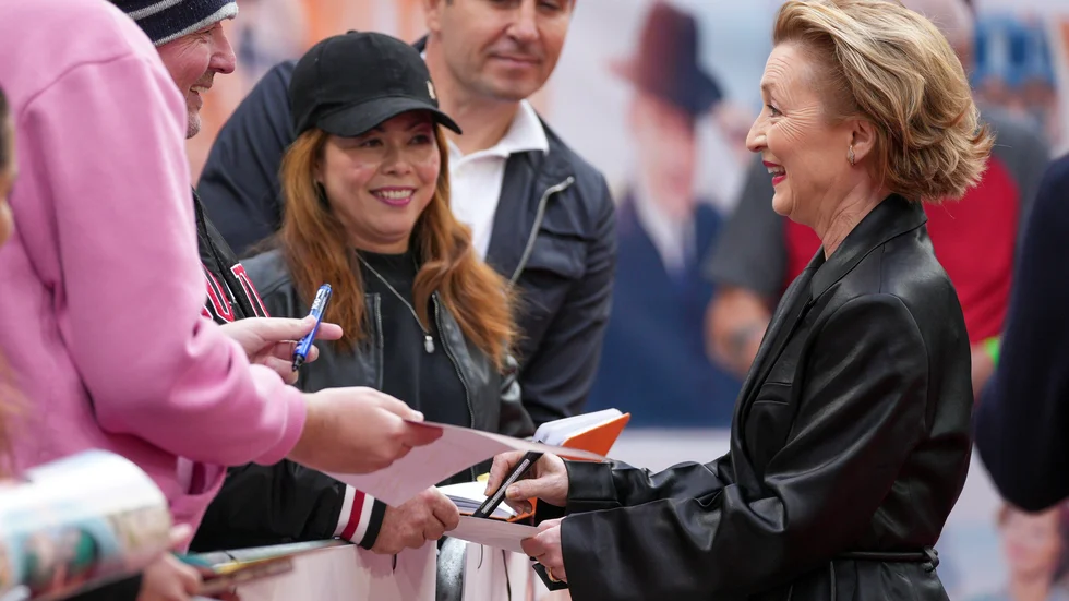 Lesley Manville skriver autografer i samband med Londonpremiären av "Mrs. Harris Goes to Paris".