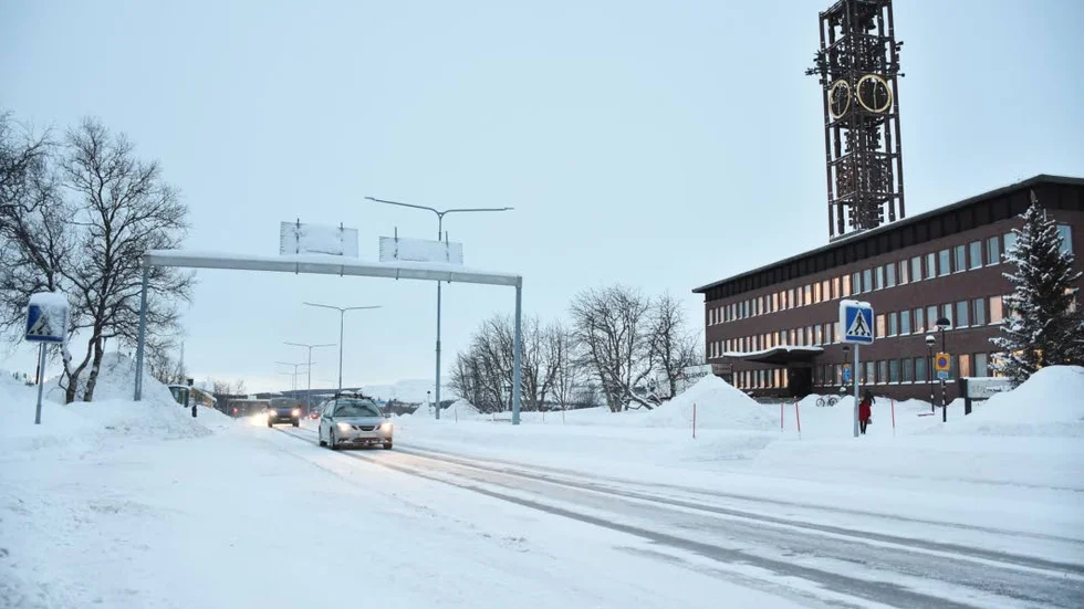 Smälter. Nästan sommarvärme i Kiruna. På måndagskvällen var det plus 8,2 grader.
