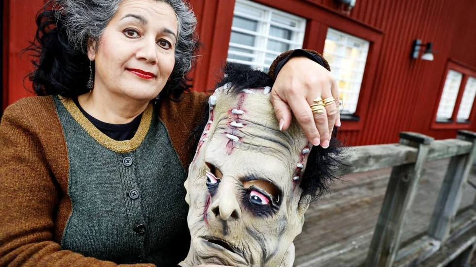 Gemilas Halloween. Gemila Löfgren Roberts, maskör på Norrbottensteatern, älskar Halloween.