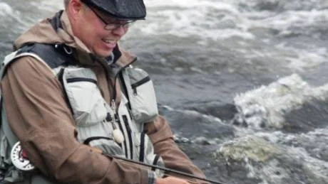 HARREN I HANDEN. Äntligen efter snart två timmars fiske lyckades Tomas Jönsson lyfta upp en harr på 30 centimeter i Kamlunge. Som vanligt för Tomas så släpptes fisken tillbaka i  strömmarna. Foto: ROLAND JOHNSON