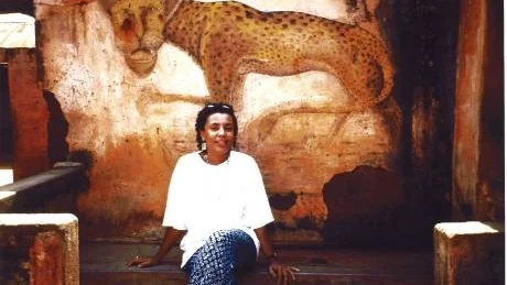 AUSTRALIENSARE. Véronique Tadjos Mamy Wata och monstret visar en annan bilderbokstradition än den västerländska.  Foto: Trasten Förlag