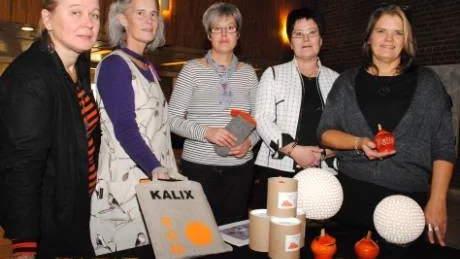 KALIXPRODUKTER. Löjrom, fisk och färgen orange ingår i produkterna som konsthantverkarna, Eva Hagström, Katarina Widgren, Helene H Hedlund, Birgitta Lidberg och Eva Ljungqvist tagit fram på kommunens begäran.  Foto: Britt-Louise Spets