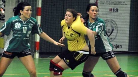 HEMMAPLAN. Carin Bergdahl och Annica Sundqvist är aktuella för att börja spela i Boden igen - men då i olika klubbar. Bergdahl förhandlar med Boden Handboll och Sundqvist är aktuell för Bodens BK.