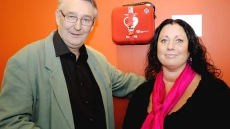 GÅVA. Marjo Ekorre tog emot Odd Fellows gåva, en hjärtstarter som överlämnades av Stig Torvald Öhman.  Foto: Britt-Louise Spets