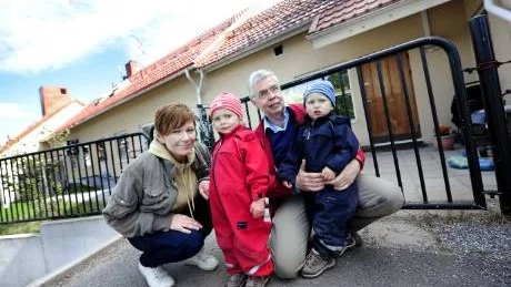 FLYTTKARUSELL. Ola Schenström och hans fru med två barn på Charlottendals förskola gillar inte kommunens strategi när det gäller kommunens centrala förskolor.