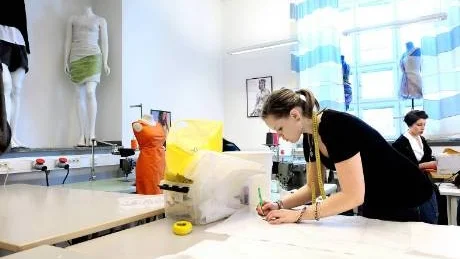 ENDA UTBILDNINGEN. Victoria Nilsson, årskurs ett, sökte till mode- och design då hon är väldigt intresserad av att sy kläder. "Det fanns inget annat som lockade mig. Om det inte funnits hade jag nog sökt mig utanför länet till en utbildning i möbeldesign", säger hon.Foto: Roland S Lundström