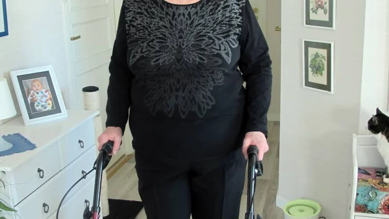 Väntetid. Lisbeth Sjödin har fått vänta länge på att få göra en höftoperation. ”Allt hänger ihop i ett system, flaskhalsen är sköterskebristen”, säger Anders Sundelin, länschef för ortopedin.