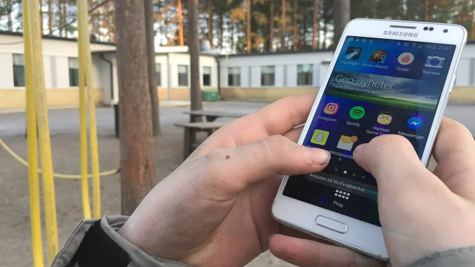 "Mobiler i skolan leder till minskad koncentration och fysisk aktivitet". Arkivbild.