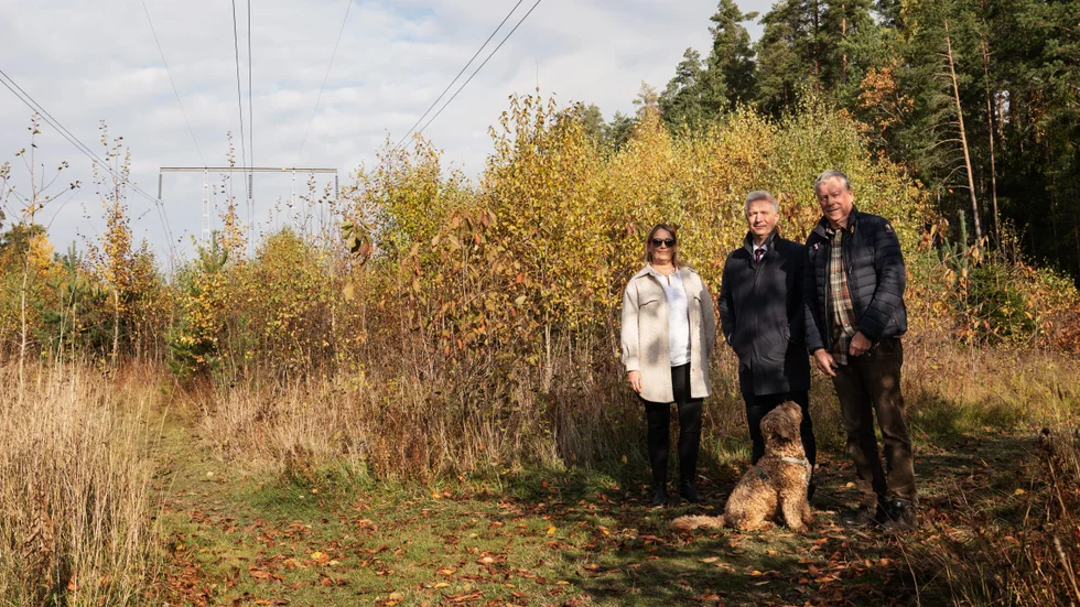 Fr.v: Carina Hult, Björn Wallqvist och Bo Mattsson vid den befintliga ledningsgatan som går genom byn.