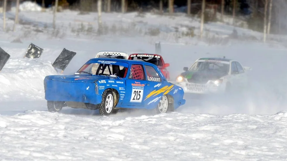 Dramatik. En spännande avslutning väntar i isracing-SM. Daniel Loggert (blå bil) siktar på att ge Tommy Carlström (vit bil) en match om guldet. (Arkivbild)