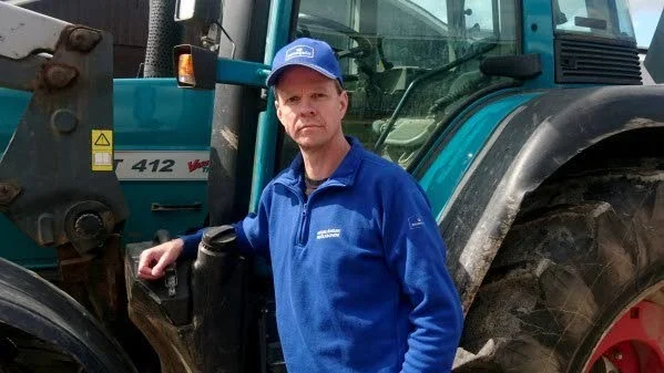 Hårt. Henrik Wahlberg konstaterar att beskedet om en sänkning med 20 öre är ett tufft besked till länets mjölkbönder.