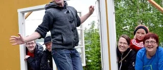Bröt spelar upp med hjälp av Mikael Niemi
