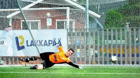 Besviken. IFK Luleås målvakt Johan Lutström var inte direkt nöjd med sitt lags insats mot Syrianska Kerburan. Foto: Eija Dunder