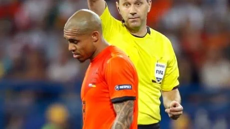 VARNING. Jonas Eriksson ger Hollands Nigel de Jong gult kort under mötet med Tyskland.