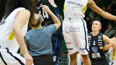 VASSAST. Telges LaTangela Atkinson var matchens gigant i den första finalmatchen. Traci Edwards och hennes Northland Basket gjorde ett tappert försök men nådde inte ända fram.Foto: Magnus Liljegren