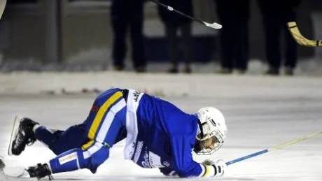 TUNGT. Det blev på nytt förlust för HT Bandy. Nu börjar lagen under nedflyttningsstrecket närma sig.Foto: EIJA DUNDER