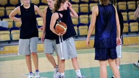 SAMSPELTA. Alexandra Ferm (med bollen) betonar vikten av att laget ska spela ihop sig. "Det är inte många som har spelat med varandra förut" säger Northlandspelaren som på bilden syns med nyförvärven Hanna Isaksson (längst till vänster) och Anna Barthold.