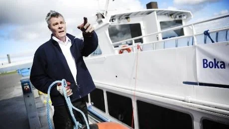 KAPTENEN TALAR. "Minimibesättningen är kapten och en däcksman. I början, i och med ny slinga, kör vi med dubbla kaptener", berättade Bernt Lindbäck.