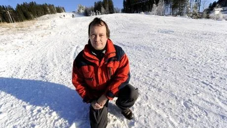 DÅLIG POSTSERVICE. Johan Gunnarstedt, delägare till Kåbdalis Skidliftar, tycker att Postens service fungerar fördjäkligt dåligt i Kåbdalis. Han tvingas åka tolv mil till och från Jokkmokk för att hämta ett paket. Och viktiga brev kommer ofta mer än en vecka sent.
