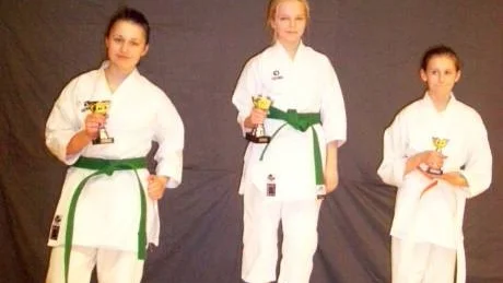 SEGER. På prispallen visar Linnea Walter gärna upp sin pokal. En pokal som lite senare blev två.