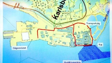 BYGGS UT. Invallningen är klar, nu återstår muddring, kajbygge och transportvägar. Kajen kommer att byggas ut fem gånger 140 meter.  Foto: Göran Lahti