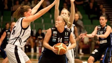 SPELADE UPP SIG.  Traci Edwards hade svårt inledningsvis i premiären mot 08 Stockholm men efter paus spelade hon och Northland Basket upp sig och segersiffrorna skrevs till 87-76.