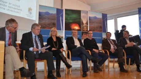 HUVUDFRÅGA. Landshövding P-O Eriksson hade tagit initiativet till måndagens träff i Gällivare med representanterna för de fyra nordligaste kommunerna. Deltagare var bland andra Karl Petersen, Luleå, Kommunförbundets ordförande i Norrbotten, P-O Eriksson, Tina Nordgren, länstyrelsens tillväxtenhet, Kurt Wennberg, kommunalråd i Pajala, Stefan Hämäläinen, kommunchef i Kiruna, Tommy Nström, Gällivare kommmunalråd och Stefan Andersson, kommunalråd i Jokkmokk.