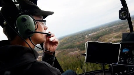 VARNINGSBILDER. Dan Hagström, skogsstyrelsen, har flugit med helikopter under veckan för att se närmare på ej beväxta hyggen, som upptäckts via satellitbilder.