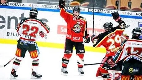 FÖDELSEDAGSBARN. Bröderna Chris och Cam Abbott fick fira födelsedagen genom att  besegra Växjö med 4-1.