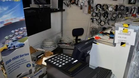STOD BAKOM DISKEN. "Jag stod bakom disken när alla tre flög på mig och drog mig mot källaren", berättar butiksinnehavaren.