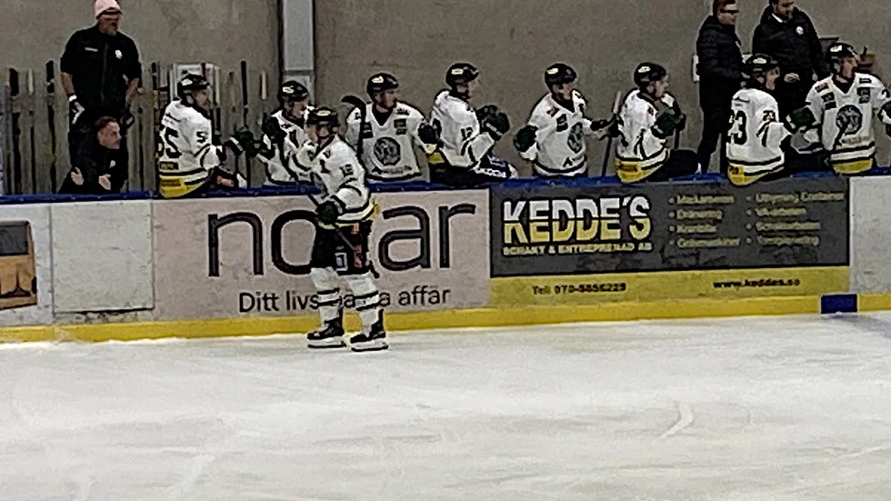 Edvin Wiklund firas efter 1-0-målet mot Segeltorp. Men sedan kvitterar hemmalaget och matchen avbryts redan efter en period på grund av isproblem.