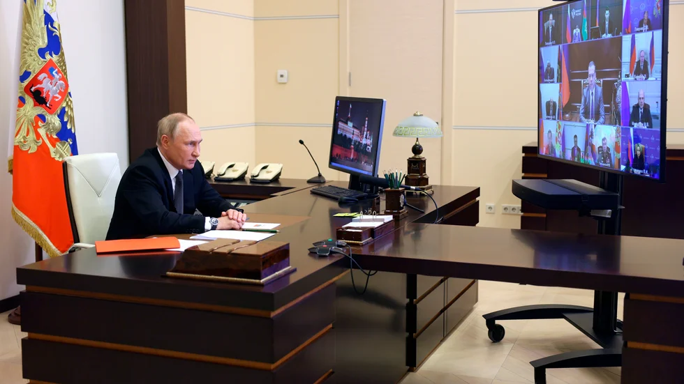 Vladimir Putin i videomötet med säkerhetsrådet.